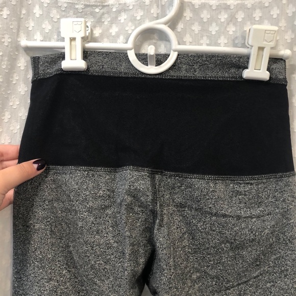 LULULEMON • Devi yoga crop SIZE 4 - Picture 4 of 5